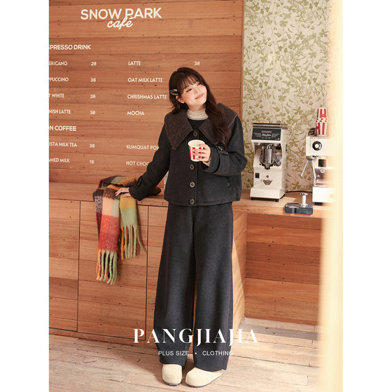 
[Fat Jiajia] Fat Sister mm plus size women's clothing has a strong winter feel, lamb splicing down jacket and trousers two-piece set