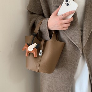 
High-end niche design bag bucket bag for women 2026 new commuter crossbody bag portable vegetable basket exquisite