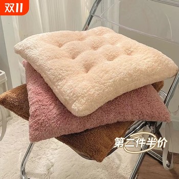 
The short plush thick seat cushion has over 1,600 repeat customers.