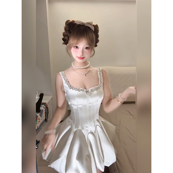 Slightly fat and sweet white flashing sling skirt