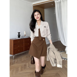 
Zhang Azing [Autumn Focus] Retro striped tie shirt + brown belly-covering skirt