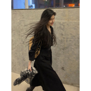 
Zhang Azing [Walking in Milan] waist-cinching high-waisted V-neck black Hepburn little black dress, high-end dress