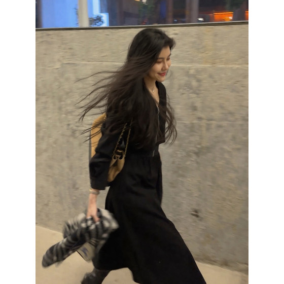 
Zhang Azing [Walking in Milan] waist-cinching high-waisted V-neck black Hepburn little black dress, high-end dress