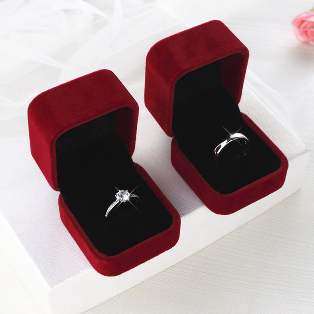 Simulated wedding rings for a wedding couple, props for the wedding scene, couple rings, men's and women's fake diamond rings exchange ceremony