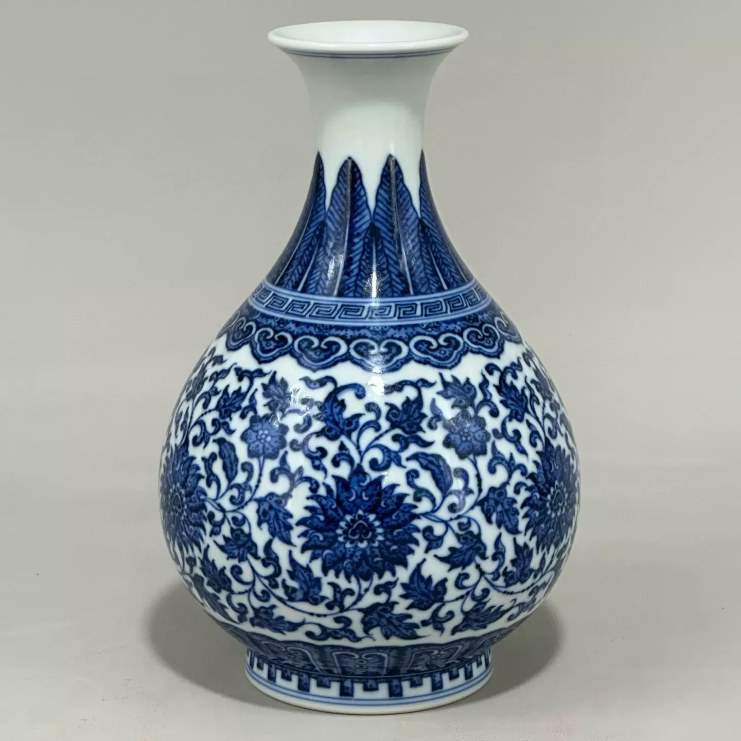 中国　古美術　花瓶　青花缠枝莲纹玉春壶　乾隆年製在銘 清代乾隆青花缠枝花卉纹玉壶春瓶古董古玩珍藏珍品