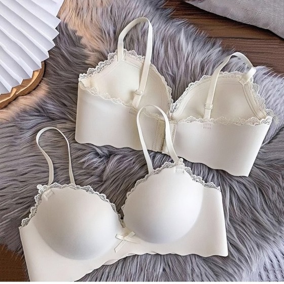 
Qu'anfen girl's traceless underwear for women gathering and preventing sagging small breasts specially designed for breast-free bra