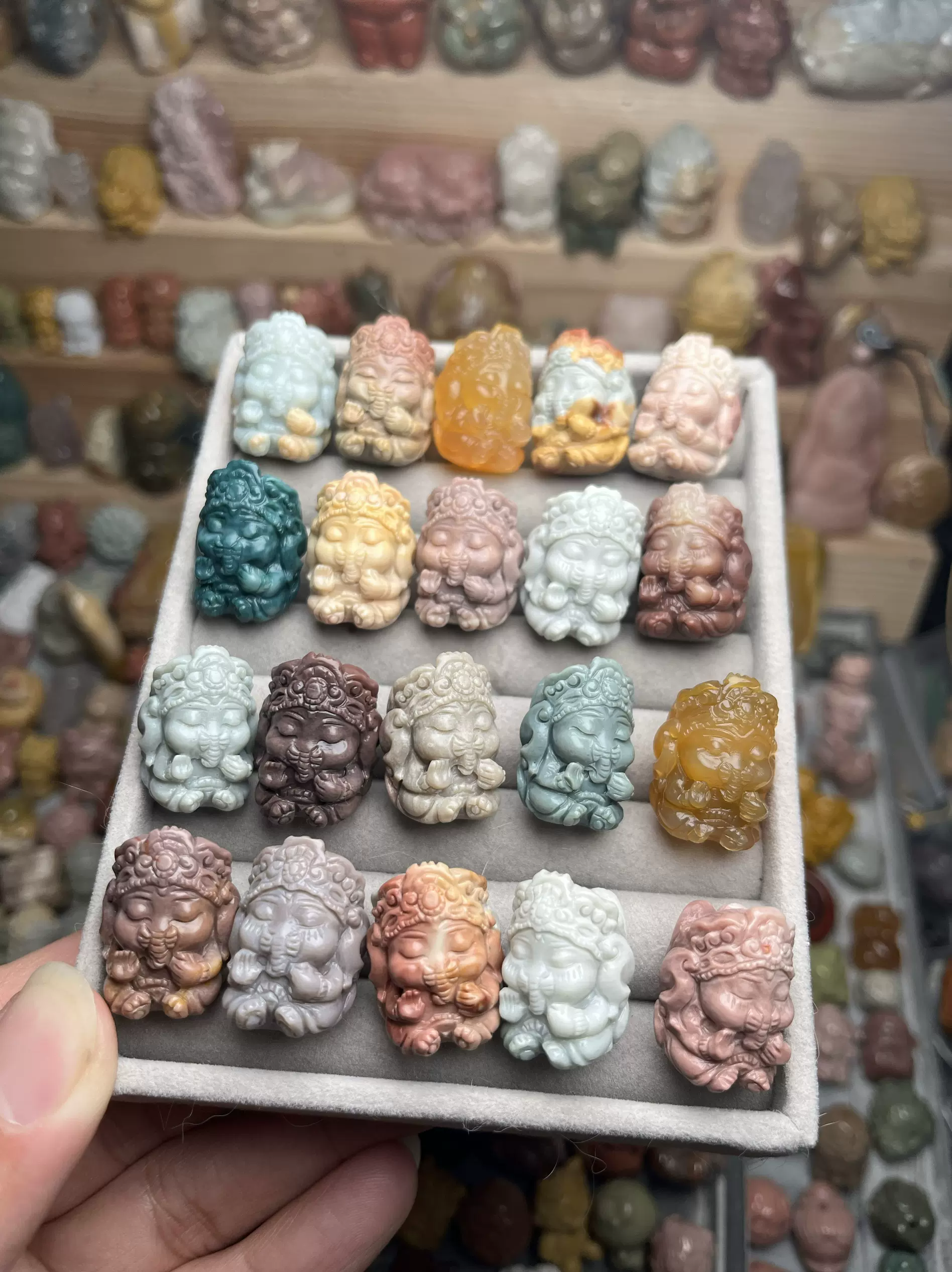 阿拉善玛瑙雕刻大黑天黄财神