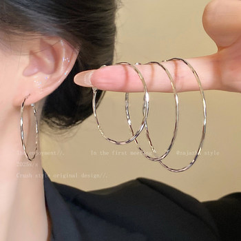 Recommended by the owner! Large circles and extremely thin earrings