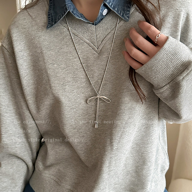 Bow pendant pull-out necklace for women in autumn and winter Korean style long decorative sweater chain silver high-end accessories to wear