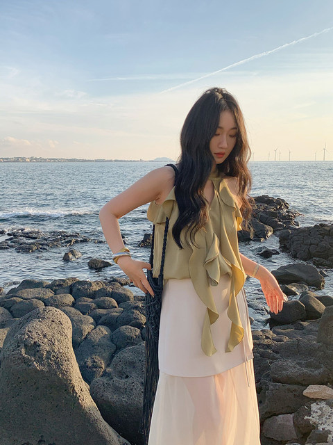 Ren Xiaoyi's sleeveless halter neck top loose foliage suspender vest
