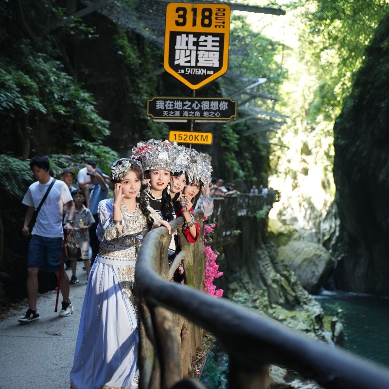 恩施三日游纯玩大峡谷屏山梭布垭腾龙洞地心谷宣恩清江3天2晚旅游