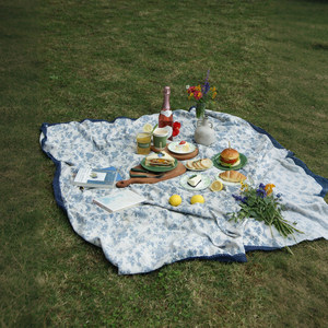 
French outdoor picnic mat, moisture-proof and thickened, portable lawn cushion for spring outing, foldable beach cloth, atmospheric photo taking