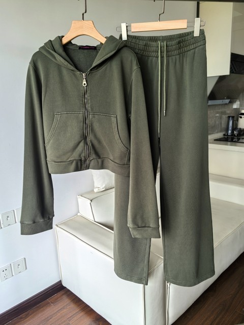 New powder standard style, unique tie-dye hooded short jacket + straight wide version of hooded trousers

