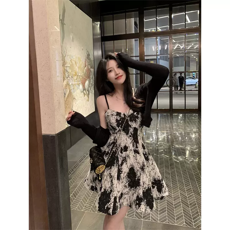 暗黑系法式雪纺碎花裙气质收腰显瘦黑色女神范连衣裙2020新款夏装 書芮小眾設計暗黑風氣質襯衫領不規則收腰顯瘦連衣裙|洋裝|ETMall東森