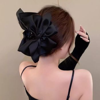 
The fugitive princess black bow on the back of the head shark clip