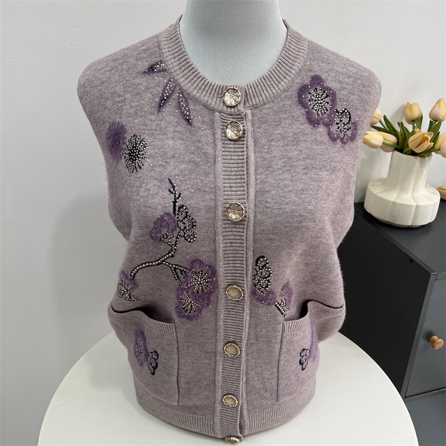 Middle-aged and elderly plus velvet sweater coat grandma winter clothing thickened knitted cardigan mother autumn and winter new elderly clothes