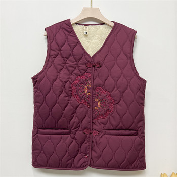 Grandma Guo Guiren adds velvet vests in winter
