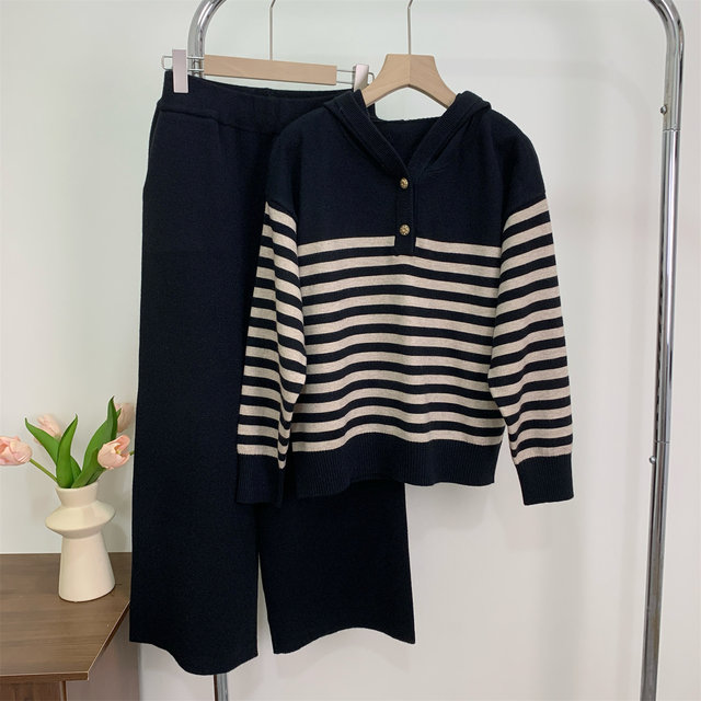 Mom's autumn casual sportswear suit 2025 new middle-aged and elderly women's spring and autumn striped sweatshirt knitted two-piece set