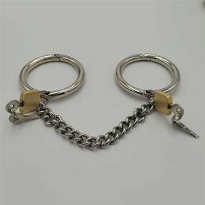 Film and television props handcuffed feet 具 torture, plastic prisoner cos iron chain ankle bees, toys hand -in -hand bracelet performance