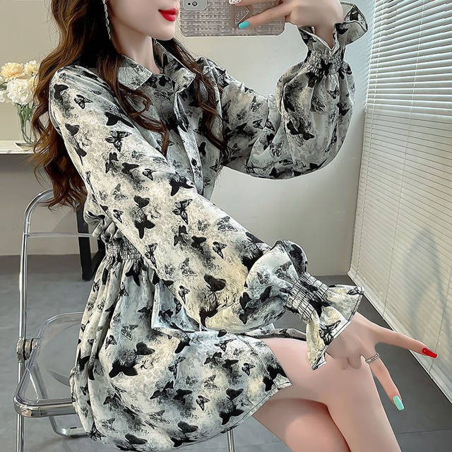 Design sensory folds, loose waist, long waist, long top, female covered buttocks, beautiful printed shirt horn sleeve shirt