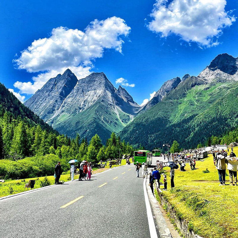 8人团 成都出发稻城亚丁鱼子西墨石公园四姑娘山6天5晚宽松纯玩团