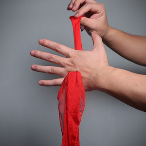 
The silk 2.0 new silk scarf travels through shock and checks