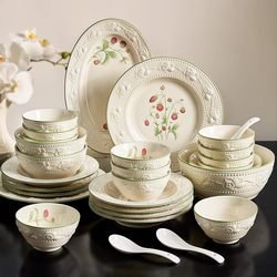 British Exquisite Bowl and Plate Set for Home Use 2025 New Ceramic Tableware Combination High-End Bowl, Plate, and Chopsticks Housewarming Gift Box