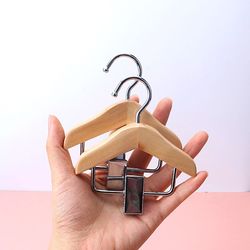 Solid wood mini clothes hanger for bedroom and home, hanging clothes, hats, scarves, sundries, supporting wall-mounted storage rack for display