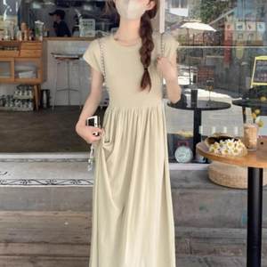 
French gentle Hepburn style dress women's summer waist slimming high-waisted A-line temperament holiday short-sleeved knitted long skirt