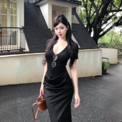 French-Style Black Pleated V-Neck Dress for Women, Summer Pure and Elegant Style, Slim-Fitting Waist-Cinching Bodycon Long Dress