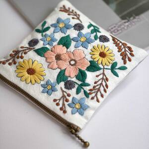 
Autumn zipper bag handmade DIY fabric European style embroidery material bag fresh flowers and grass creative self-embroidery kit