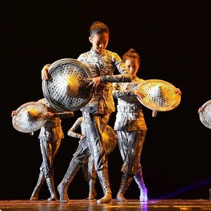 
The 13th Xiaohe Style Crosses the Red Light Children’s Dance Performance Costumes Red Themed Bamboo Hat Props