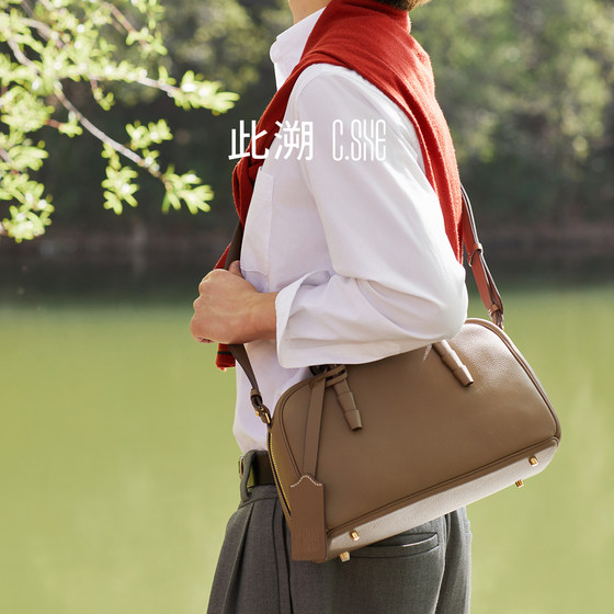 
This retro Togo leather Boston bag 2026 new genuine leather women's bag single shoulder diagonal portable bowling pillow bag