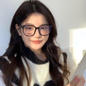 
Myopic women with large-framed glasses can wear prescription lenses to prevent blue light. Eyeglass frames can make your face look smaller.