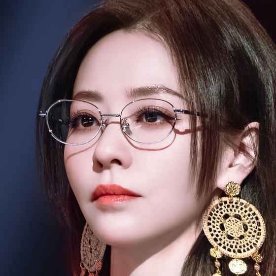 
Zhang Liangying's same style ultra-light gold oval frame glasses for myopic women can be equipped with anti-blue light eye frames for square and round faces