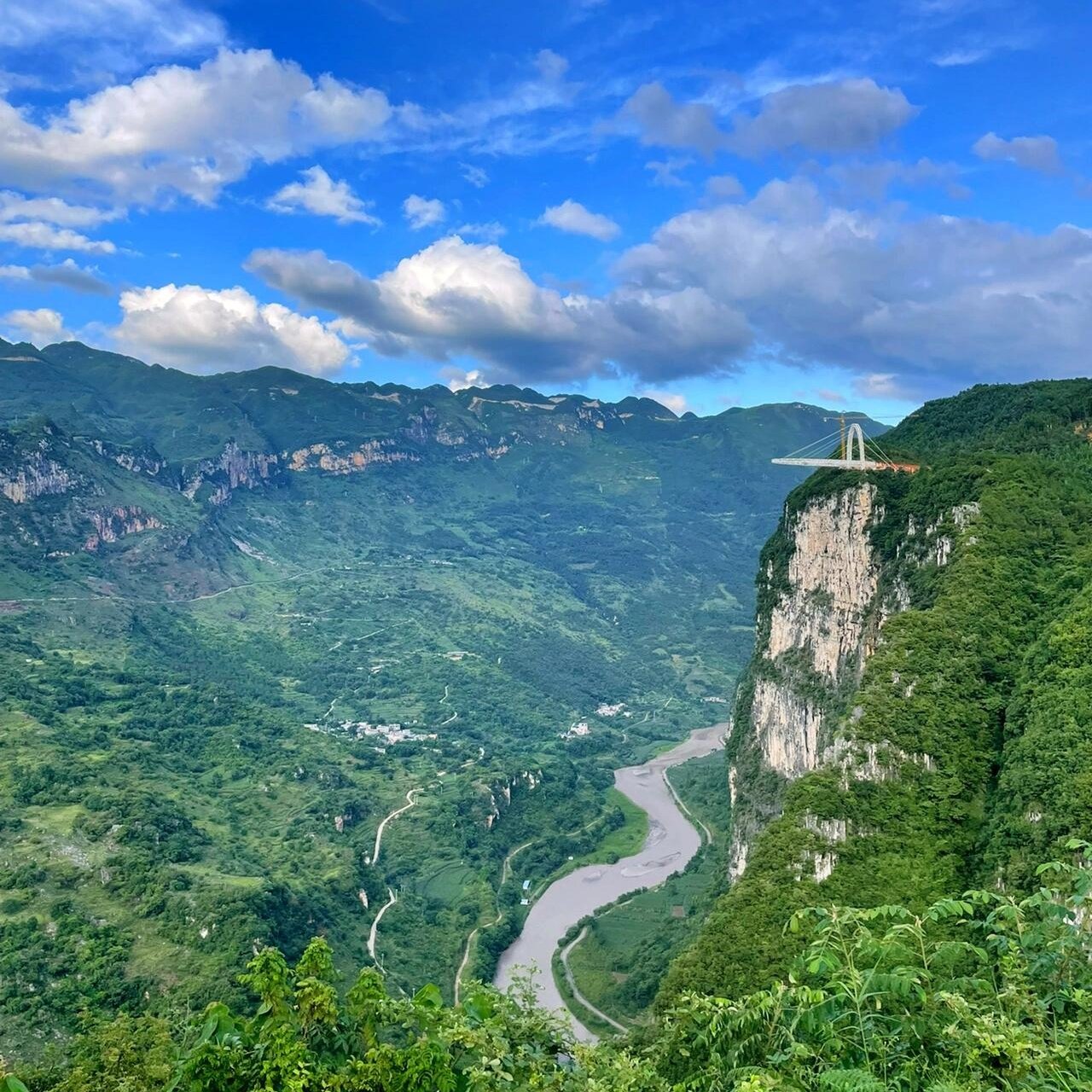 贵州六盘水尼珠河大峡谷北盘江大桥彝族小镇一日游 2-8人包车旅游