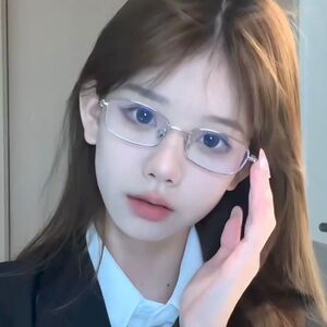 
Retro gold-rimmed myopic eyeglasses frame rectangular small-frame metal glasses can be matched with prescriptions to be gentle and abstinent