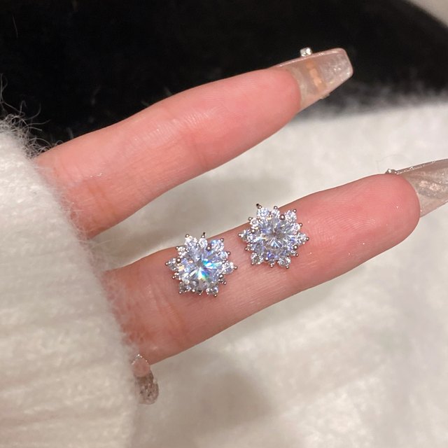 Galaxy niche snowflake zircon earrings mosquito coil disc ear clip female temperament exquisite earrings sparkling earrings