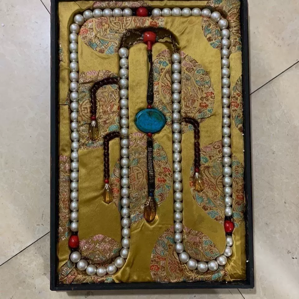 中国古美術 珍品旧蔵 清代宮廷御藏 罕見青白玉手鐲 老漆器箱付 装身具 古玉 珍藏清代宫廷御用冰种翠玉手镯一箱配老漆器盒