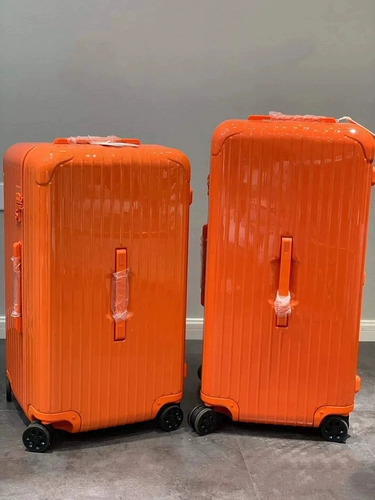 Вместительный и большой универсальный чемодан