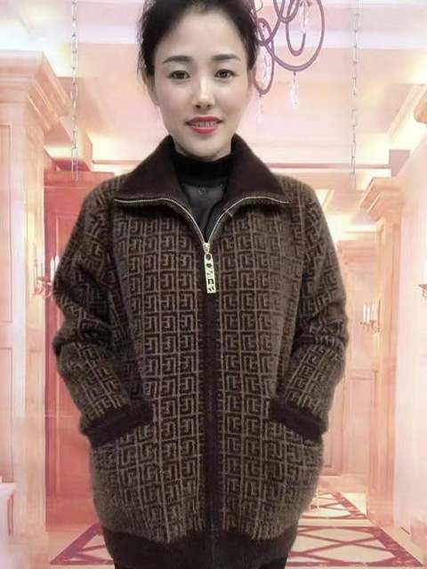 
The same mother's double-sided mink velvet thickened jacket for middle-aged and elderly women's plaid and fashionable sweater cardigan