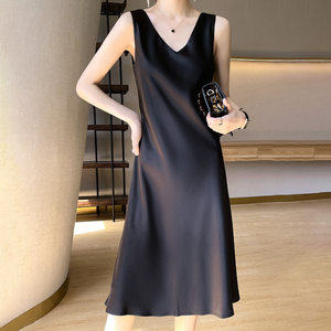 Acetate satin camisole skirt in summer wears sleeveless inside with thin A -line skirt Black long knee -knee dress
