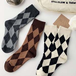 
Retro rhombus socks for women, simple mid-calf socks, ins trendy Internet celebrity wear style, pure cotton autumn and winter mid-length stockings