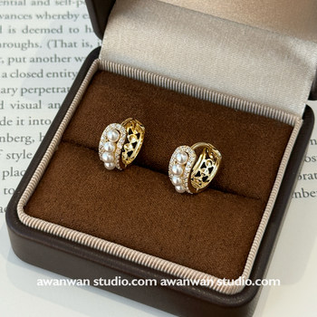 
Awan Wan French retro light luxury pearl earrings exquisite diamond-encrusted high-end earrings 2025 new style