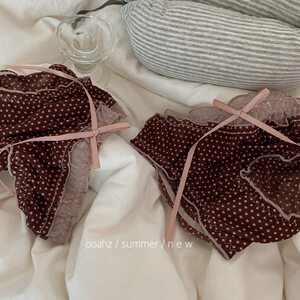 
Sweet and sexy girl with sexy lace layer hip underwear, cute low-waisted women's briefs