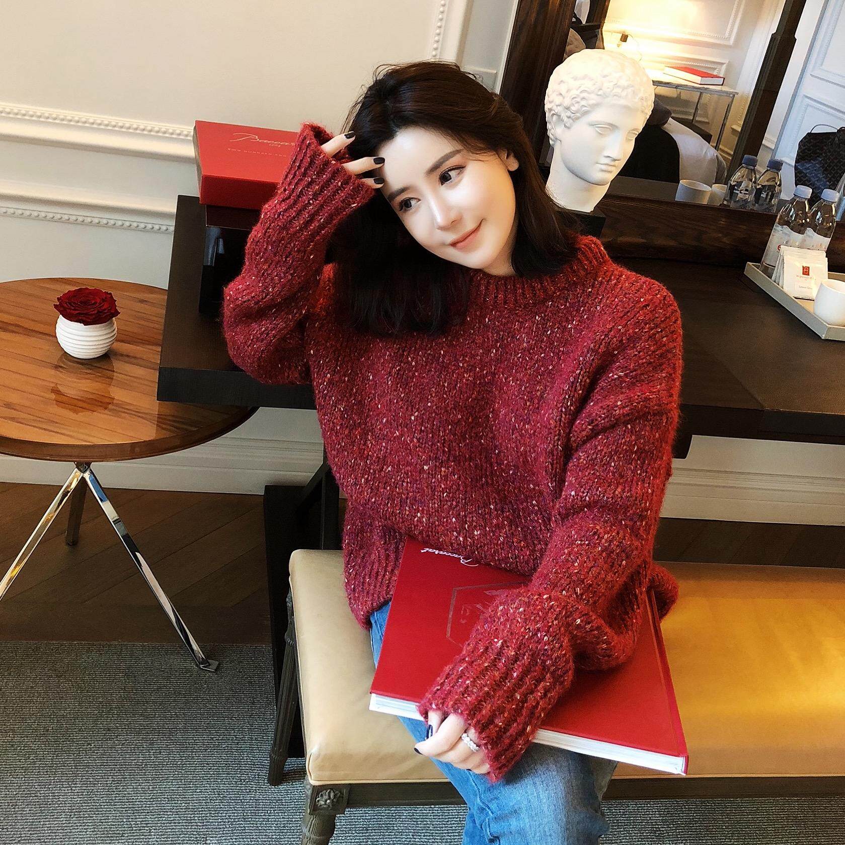 女生宽松慵懒风毛衣穿出街头时髦感