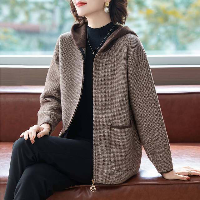 Mom's style jacket 2025 new style looks young, middle-aged and elderly women's spring and autumn fashionable hooded woolen top