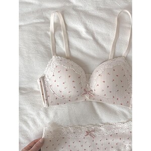 
Luo Lisi's pure lust floral lace underwear for college girls, small breasts are gathered together to make them look bigger and rounder, with no empty cups.