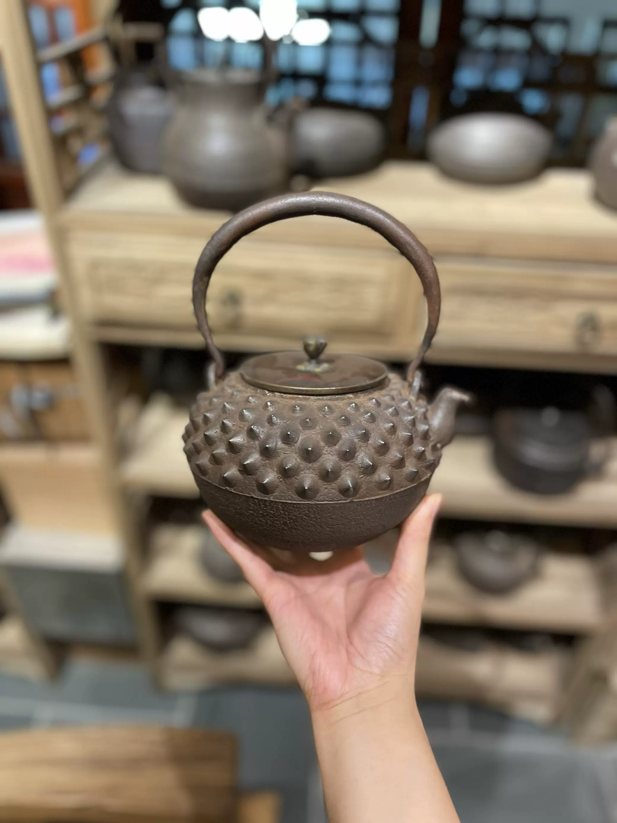 茶壺，煎茶道具，「晴壽堂造」在銘，時代物。 晴寿堂造日本老铁壶金银镶嵌岩肌古砂铁壶高端茶器龙文堂