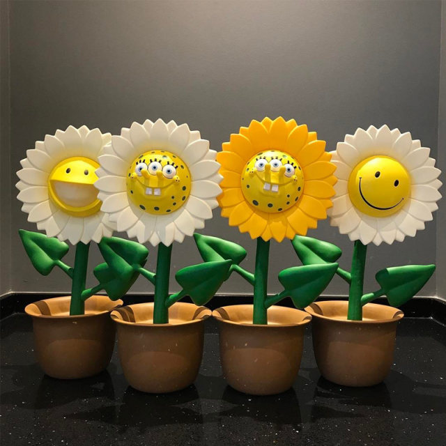 Trendy brand mandkaws Sunflower SpongeBob SquarePants Sunflower Smiley Flower Pot Ornament Trendy Toy Hand Figure Trendy Doll